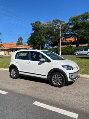 VOLKSWAGEN-CROSS UP-2016