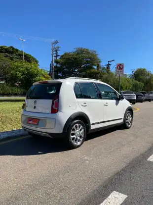VOLKSWAGEN-CROSS UP-2016