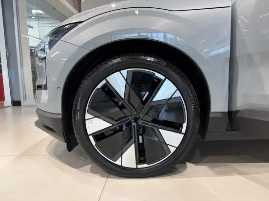 VOLVO-EX30-2024