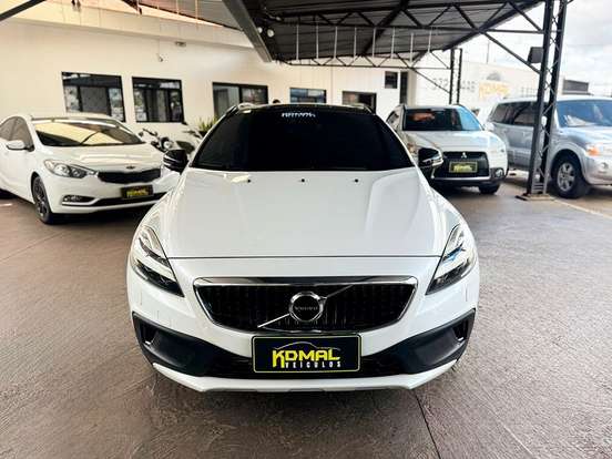 VOLVO-V40-2017