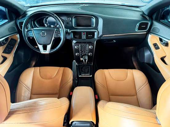 VOLVO-V40-2017