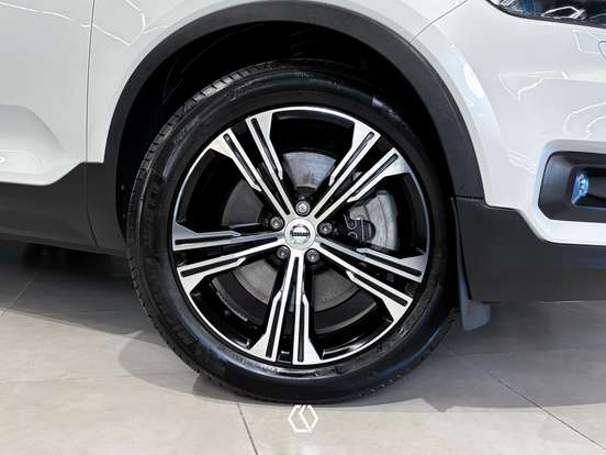 VOLVO-XC40-2020