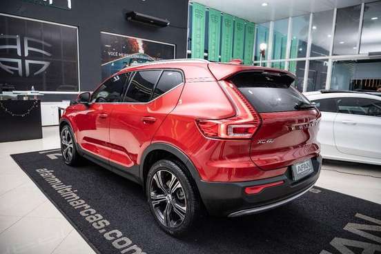 VOLVO-XC40-2021