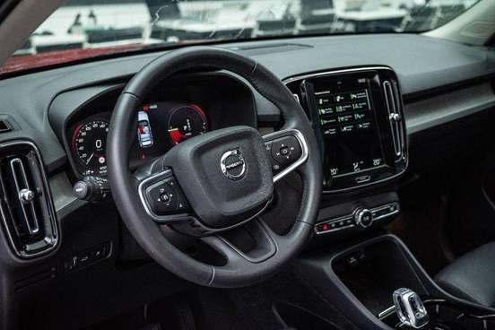 VOLVO-XC40-2021