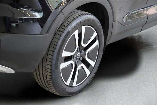 VOLVO-XC40-2021