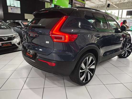 VOLVO-XC40-2022