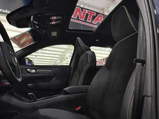 VOLVO-XC40-2022