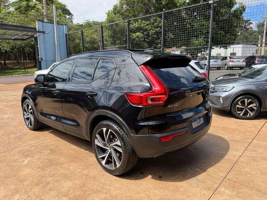VOLVO-XC40-2020