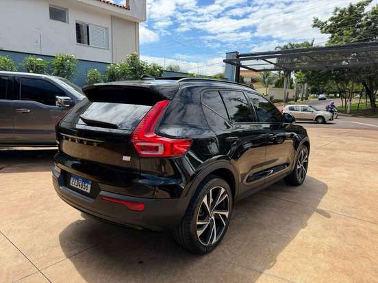 VOLVO-XC40-2020