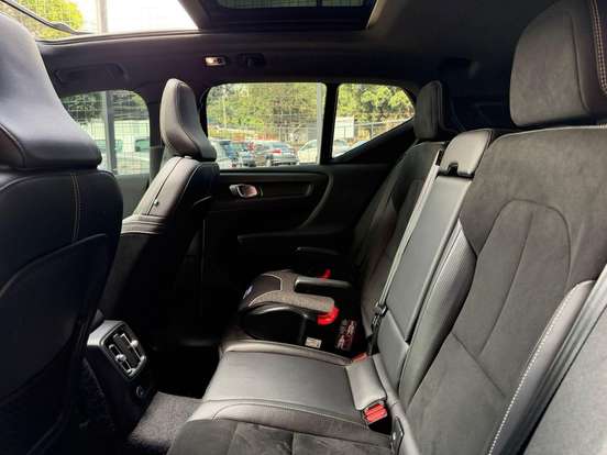 VOLVO-XC40-2020