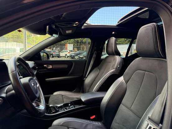 VOLVO-XC40-2020