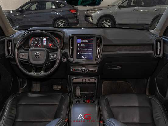VOLVO-XC40-2019