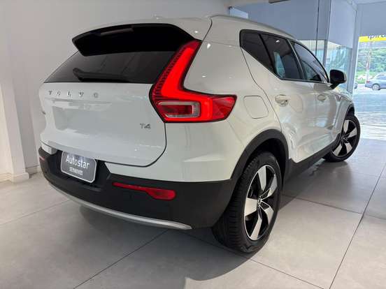 VOLVO-XC40-2020