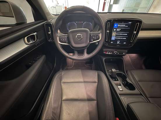 VOLVO-XC40-2020