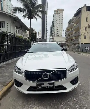 VOLVO-XC60-2020