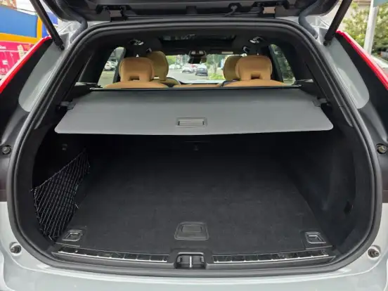 VOLVO-XC60-2023