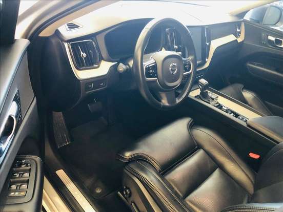 VOLVO-XC60-2018