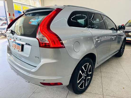 VOLVO-XC60-2017