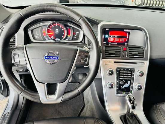 VOLVO-XC60-2017