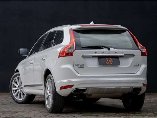 VOLVO-XC60-2015