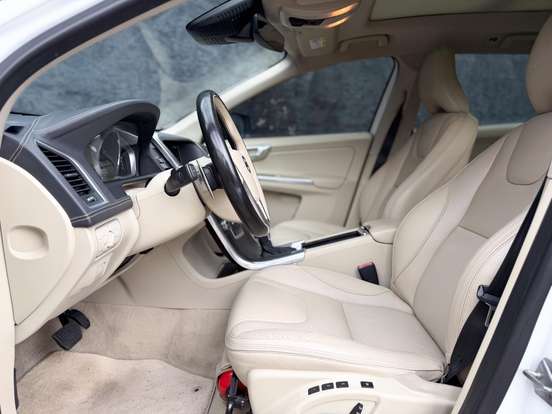 VOLVO-XC60-2015