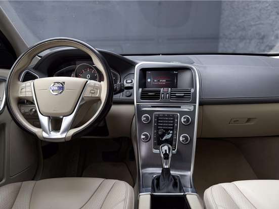 VOLVO-XC60-2015