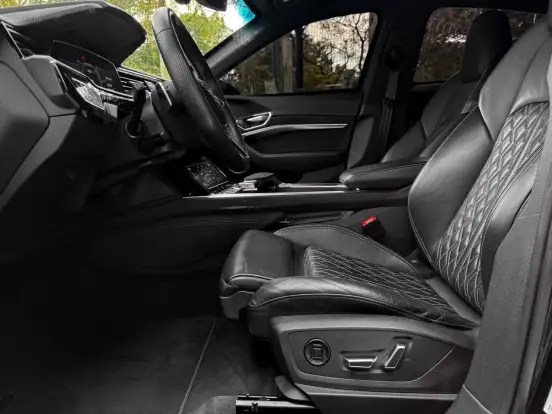 AUDI-E-TRON-2022