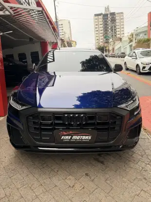 AUDI-Q8-2021