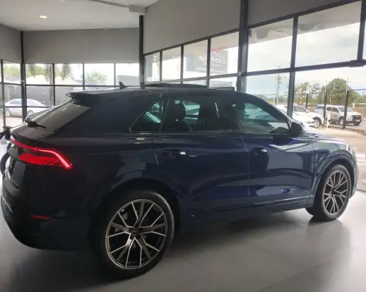 AUDI-Q8-2023