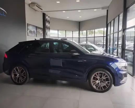 AUDI-Q8-2023