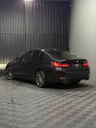 BMW-320i-2022