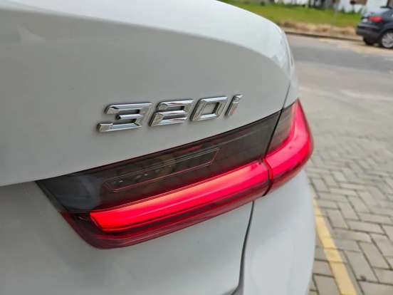 BMW-320i-2021