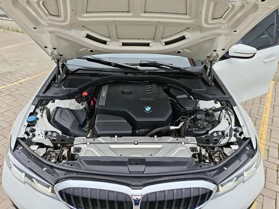 BMW-320i-2021