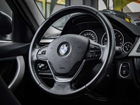 BMW-320i-2013