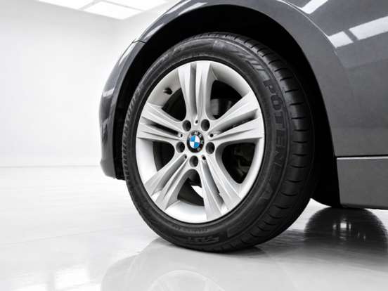 BMW-320i-2017