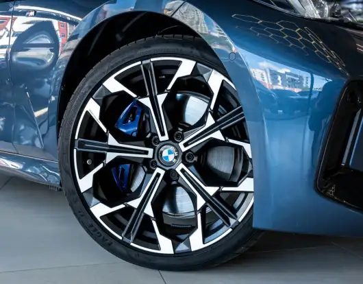 BMW-330e-2025