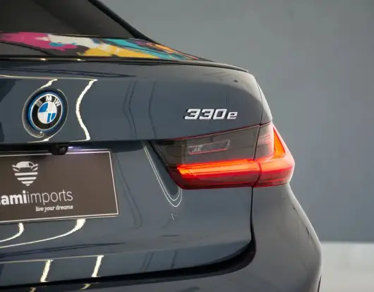 BMW-330e-2025
