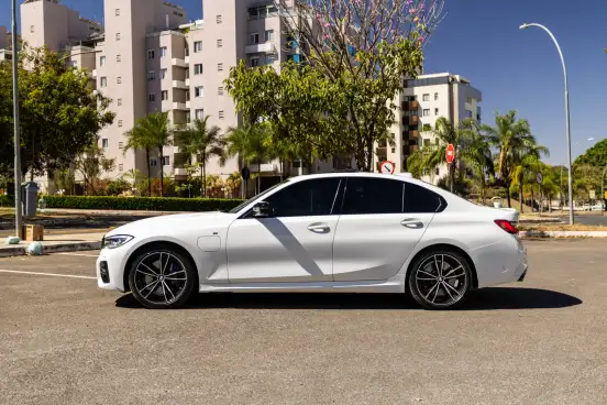 BMW-330e-2021
