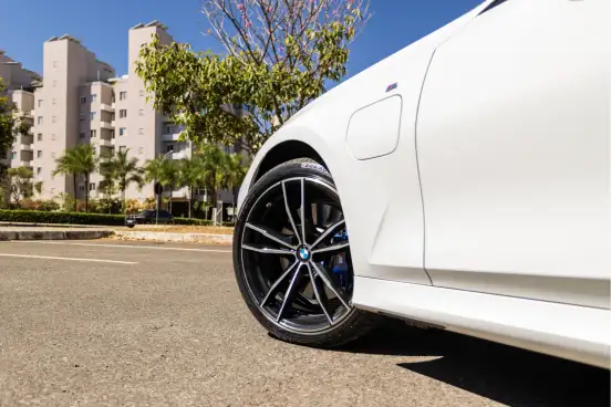 BMW-330e-2021