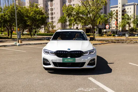 BMW-330e-2021