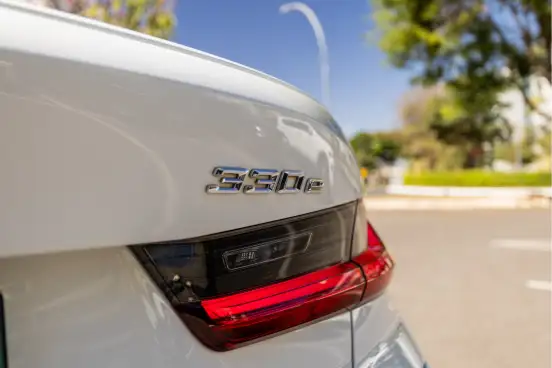 BMW-330e-2021