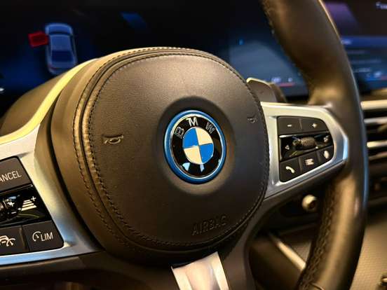 BMW-330e-2022
