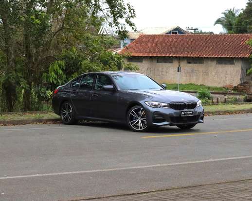 BMW-330e-2022