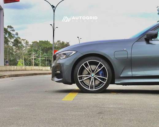 BMW-330e-2022