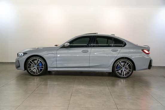 BMW-330e-2023