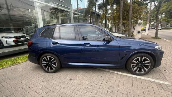 BMW-iX3-2023