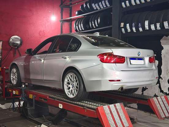 BMW-320i-2013
