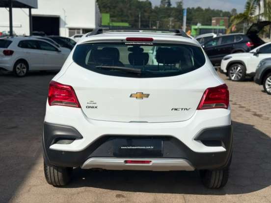 CHEVROLET-ONIX-2018