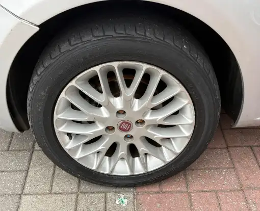 FIAT-PUNTO-1.6 ESSENCE 16V FLEX 4P AUTOMATIZADO FIAT-PUNTO-2013