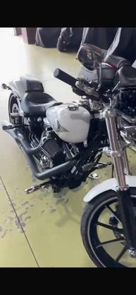 HARLEY-DAVIDSON CVO BREAKOUT 